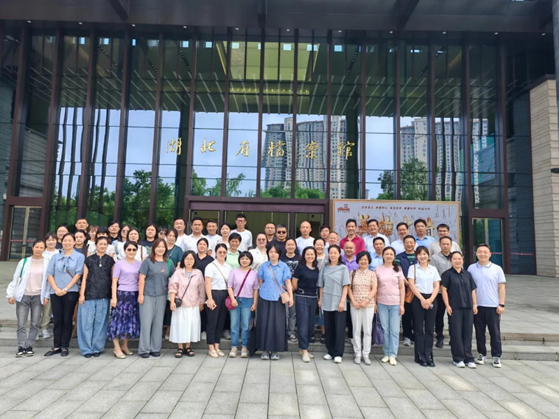 回望英雄史詩(shī) 汲取前行力量 —— 江城清洗黨支部赴省檔案館開展“三大精神”學(xué)習(xí)